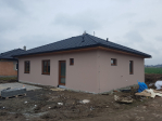 Dokončení prvního bungalovu ve Staročernsku